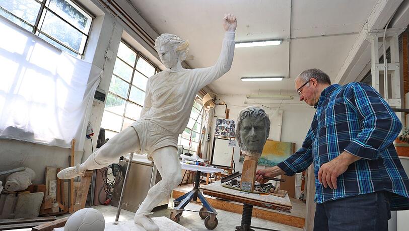 Herbert Deiss, Künstler und Bildhauer, arbeitet in seinem Atelier.