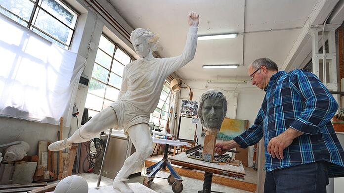 Herbert Deiss, Künstler und Bildhauer, arbeitet in seinem Atelier.
