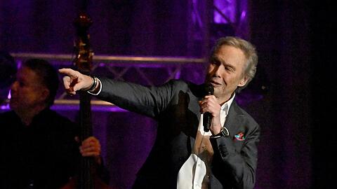 Sagt zum Abschied laut Servus: Peter Kraus auf seiner sechsten und letzten Abschiedstournee in der Isarphilharmonie.