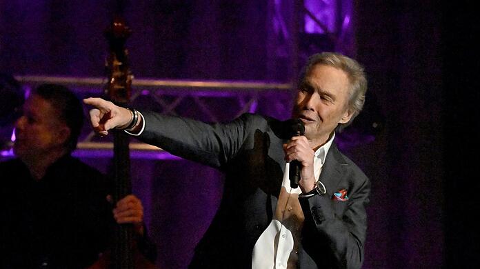Sagt zum Abschied laut Servus: Peter Kraus auf seiner sechsten und letzten Abschiedstournee in der Isarphilharmonie.