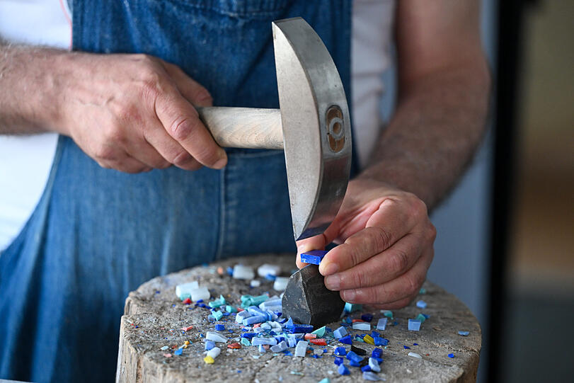 Feinarbeit: Mit dem Mosaikhammer schlägt Notonica das kobaltblaue venezianische Glassteinchen auf dem Eisenkiel am Hackstock in Form.