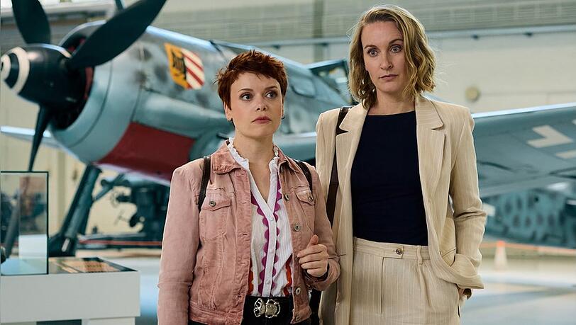 "Die Heiland - Wir sind Anwalt: Kalter Krieg": Romy Heiland (Christina Athenst&auml;dt, r.) und Tilly Vogel (Sina Rei&szlig;, l.) ermitteln im Milit&auml;rhistorischen Museum in Berlin-Gatow.