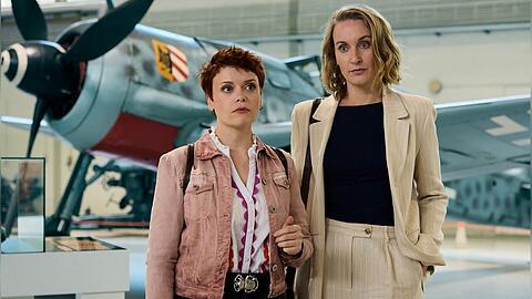 "Die Heiland - Wir sind Anwalt: Kalter Krieg": Romy Heiland (Christina Athenst&auml;dt, r.) und Tilly Vogel (Sina Rei&szlig;, l.) ermitteln im Milit&auml;rhistorischen Museum in Berlin-Gatow.