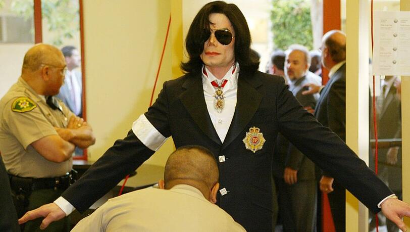 Michael Jackson bei seiner Anklageverlesung im Gerichtsgebäude von Santa Maria, Kalifornien, am 16. Januar 2004. Michael Jackson bei seiner Anklageverlesung im Gerichtsgebäude von Santa Maria, Kalifornien, am 16. Januar 2004.