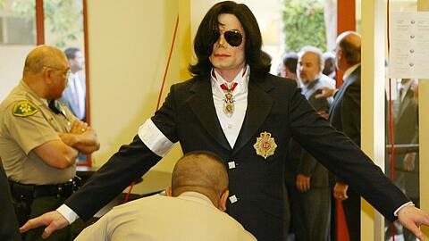 Michael Jackson bei seiner Anklageverlesung im Gerichtsgeb&auml;ude von Santa Maria, Kalifornien, am 16. Januar 2004.