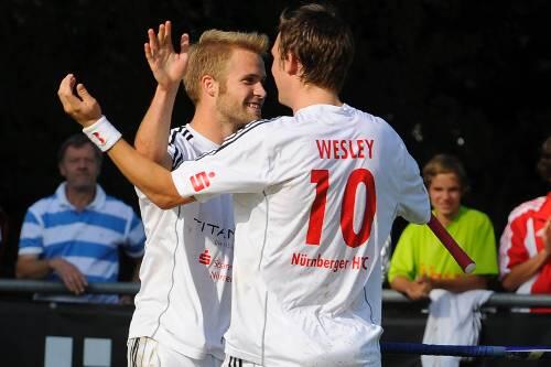 &bdquo;Kämpferisch einwandfrei&ldquo;: NHTC-Käpt&rsquo;n Max Müller klatscht Christopher Wesley ab.