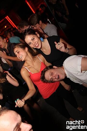 Bei der "90er Partynacht" in der Milchbar hatten sich am Donnerstag alle sichtlich lieb. Mehr Bilder unter: www.nachtagenten.de