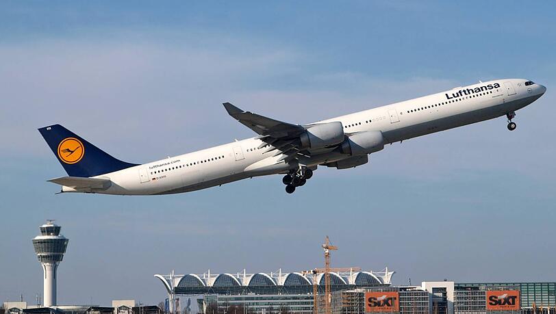 Eine Lufthansa-Maschine hebt vom Münchner Flughafen ab. Eine Lufthansa-Maschine hebt vom Münchner Flughafen ab.