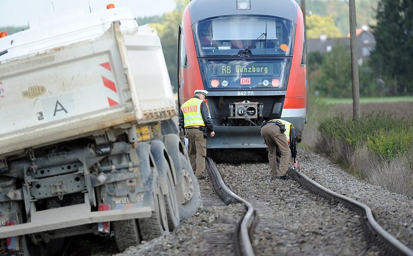 Nach Polizeiangaben übersah der Fahrer eines Kieslasters an einem unbeschrankten Bahnübergang einen Regionalzug. Durch die Wucht des Aufpralls entgleiste der Zug.