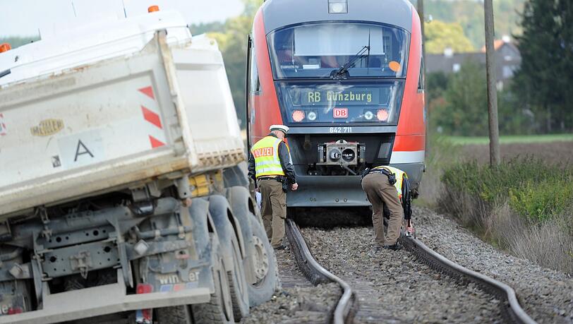 Nach Polizeiangaben übersah der Fahrer eines Kieslasters an einem unbeschrankten Bahnübergang einen Regionalzug. Durch die Wucht des Aufpralls entgleiste der Zug. Nach Polizeiangaben übersah der Fahrer eines Kieslasters an einem unbeschrankten Bahnübergang einen Regionalzug. Durch die Wucht des Aufpralls entgleiste der Zug.