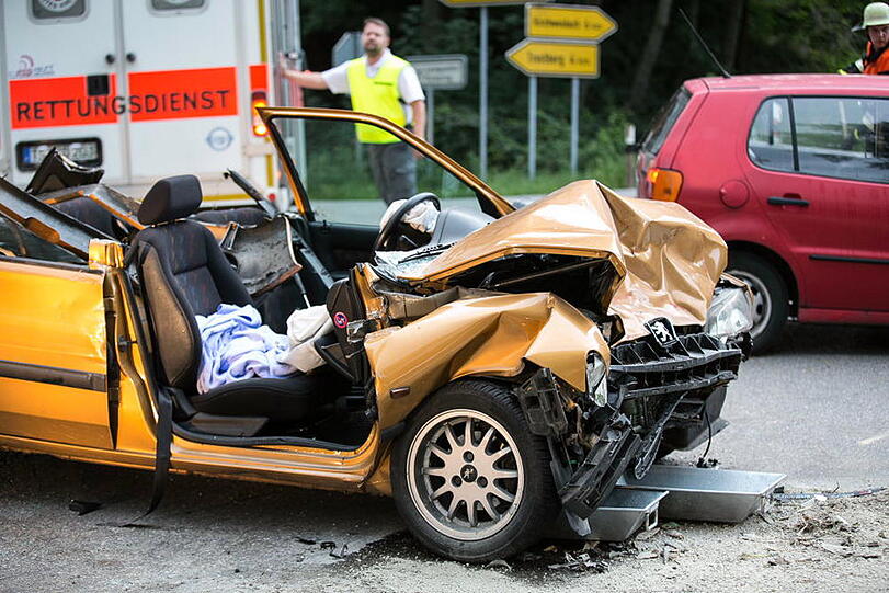 Schwerer Unfall an einer Kreuzung bei Trostberg. Die Bilder vom Feuerwehreinsatz.