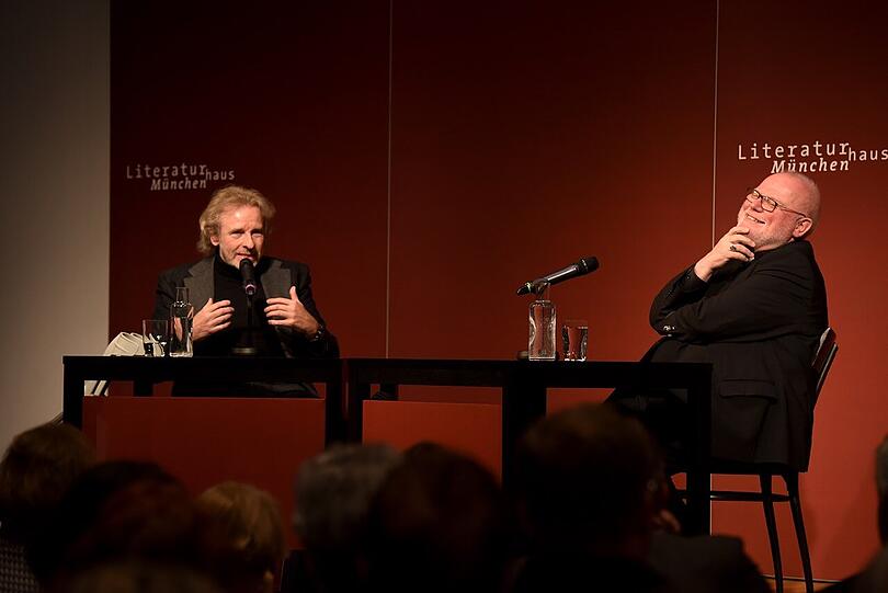 Kardinal Reinhard Marx spricht mit Thomas Gottschalk (li.) im Münchner Literaturhaus über das &bdquo;Der Name Gottes ist Barmherzigkeit&ldquo;, das neue Buch von Papst Franziskus.