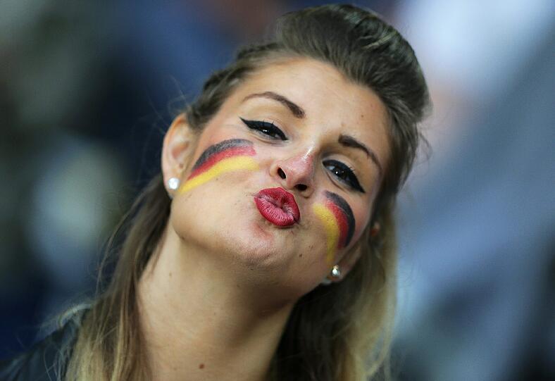 Die deutschen Fans feiern die Mannschaft in Lille. Hier gibt's die besten Bilder.