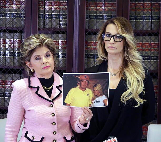 Neue Sex-Vorwürfe gegen Donald Trump: Auf einer Pressekonferenz beschuldigte die Porno-Darstellerin Jessica Drake (r.) den Immobilienmogul der sexuellen Belästigung.