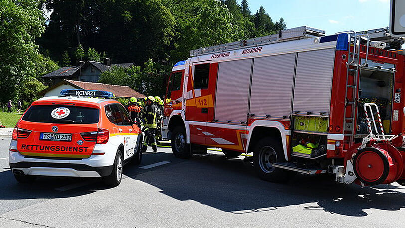 Beide Fahrzeuge sind komplett zerstört, ein Wagen fing nach dem Zusammenstoß sogar Feuer. Die Bilder aus Siegsdorf.