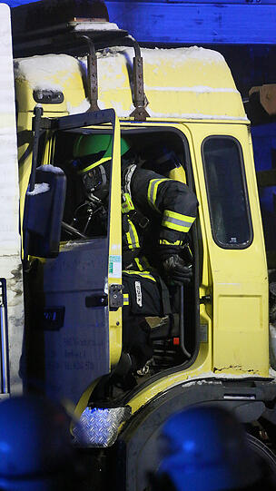 Kurioser Einsatz für die Feuerwehr in Bad Reichenhall. Dort brannte ein Lkw in einem Lkw-Anhänger. Die Bilder vom Einsatz.