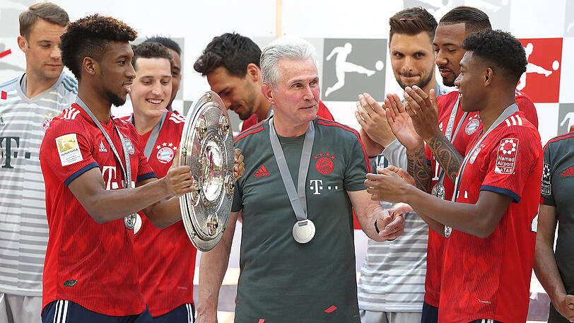 Die Fußballer des FC Bayern feierten ihre Meisterschaft am 12. Mai 2018 nach der 1:4-Niederlage gegen den VfB Stuttgart.