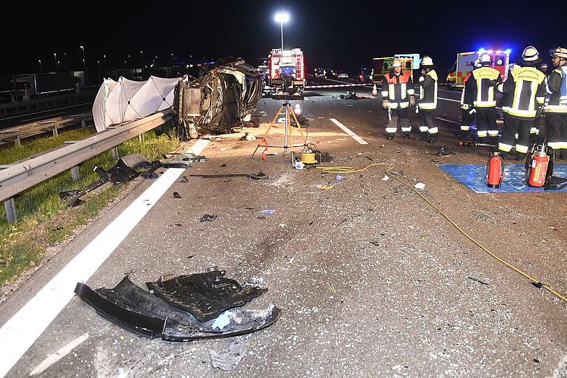 Tödlicher Unfall auf der A8: Auf der Überholspur sind auf Höhe Föching zwei Autos kollidiert.