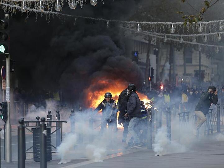 Im dichten Rauch geht die Polizei in Marseille gegen Demonstranten vor.