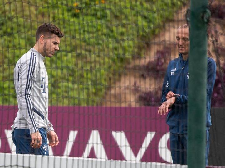Lucas Hernandez trainiert auf einem Nebenplatz. Foto: Peter Kneffel/dpa