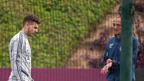 Lucas Hernandez trainiert auf einem Nebenplatz. Foto: Peter Kneffel/dpa