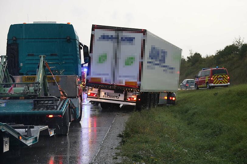 Bei dem Unfall kam der Lastwagen von der Fahrbahn ab.