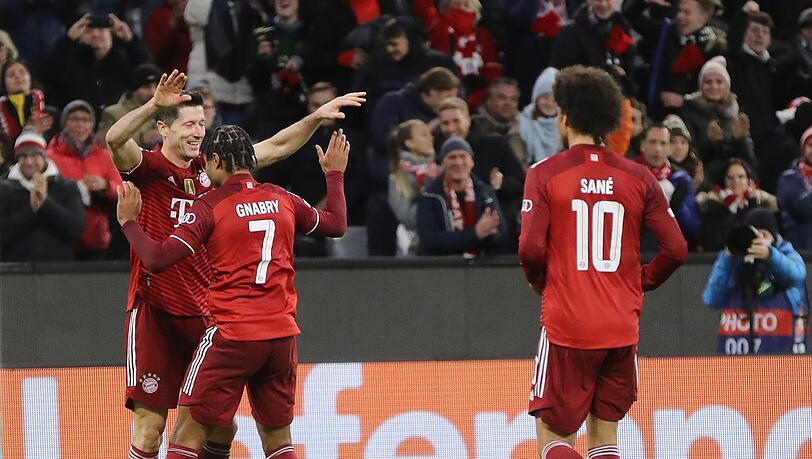 Bayerns Ballermänner: Robert Lewandowski (l.) ragt in dieser Saison mal wieder heraus, Serge Gnabry und Leroy Sané haben mit Leistungsschwankungen zu kämpfen.