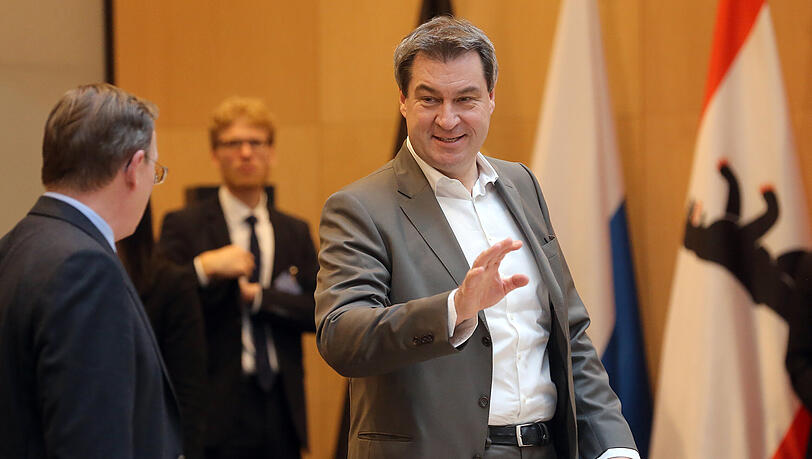 Bodo Ramelow (Linke, l), Ministerpräsident in Thüringen, und Markus Söder (CSU), Ministerpräsident in Bayern, unterhalten sich zu Beginn der Ministerpräsidentenkonferenz im Bundesrat. Foto: Wolfgang Kumm/dpa Bodo Ramelow (Linke, l), Ministerpräsident in Thüringen, und Markus Söder (CSU), Ministerpräsident in Bayern, unterhalten sich zu Beginn der Ministerpräsidentenkonferenz im Bundesrat. Foto: Wolfgang Kumm/dpa