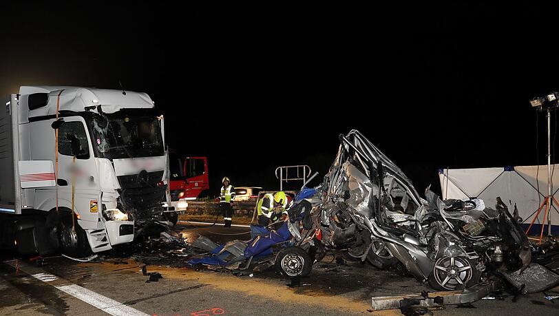 Der Autofahrer starb, die beiden Lkw-Fahrer wurden leicht verletzt. Der Autofahrer starb, die beiden Lkw-Fahrer wurden leicht verletzt.