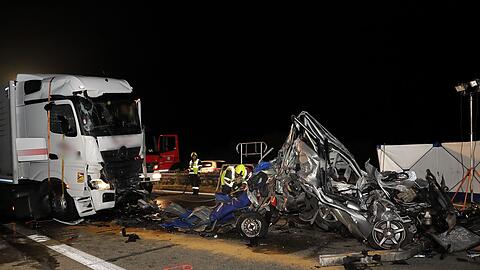 Der Autofahrer starb, die beiden Lkw-Fahrer wurden leicht verletzt.