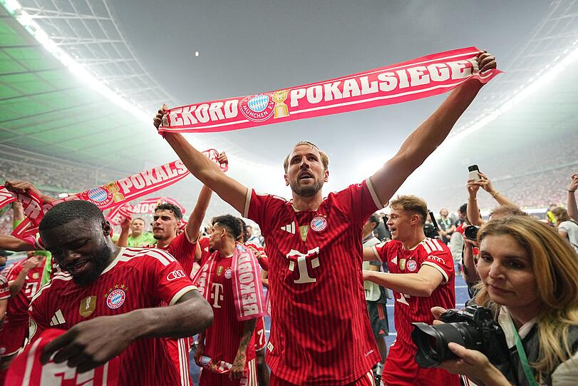 Harry Kane zeigt es an, der FC Bayern ist Rekord-Pokalsieger. Harry Kane zeigt es an, der FC Bayern ist Rekord-Pokalsieger.
