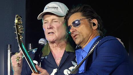 Mike Love und John Stamos gemeinsam auf der B&uuml;hne.