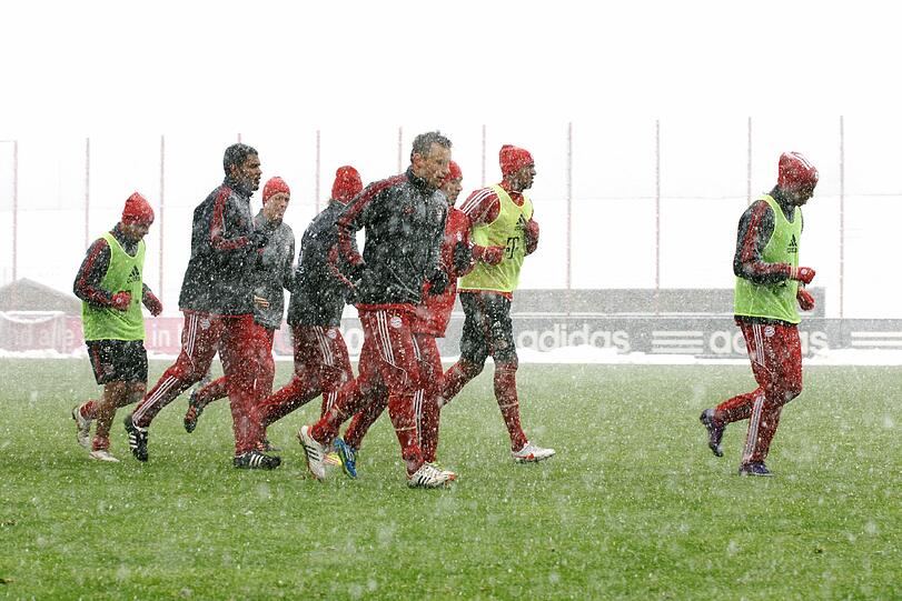 Am Dienstag hatten die Bayern an der Säbener Straße mit den widrigen Schneeverhältnissen zu kämpfen. Das Nachmittagstraining sagte Coach Jupp Heynckes aufgrund des Platzzustandes kurzfristig ab. Bastian Schweinsteiger hatte den Rasen mit erneut auftretenden Knieproblemen bereits zuvor verlassen müssen - die Bilder von der Säbener.
