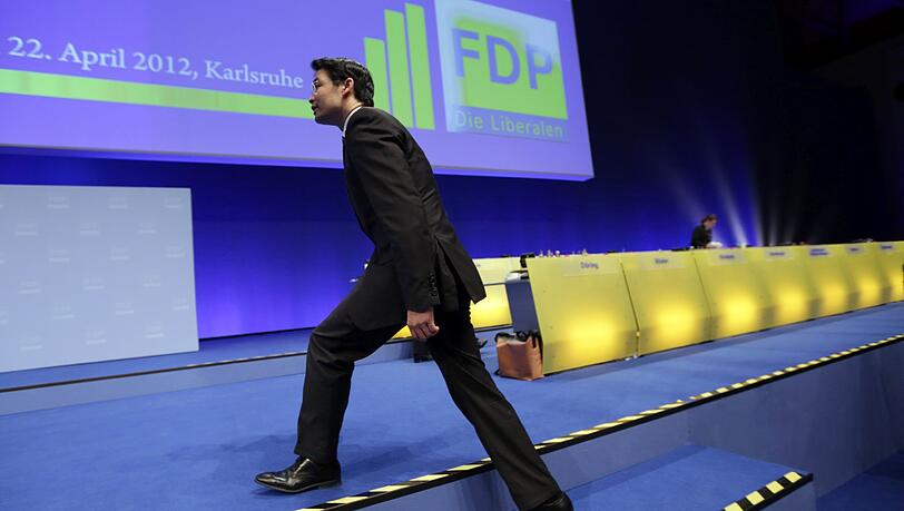 Parteichef Rösler
zeigt sich deshalb in Karlsruhe kämpferisch – dem Parteitag drücken
aber Lindner und Brüderle den Stempel auf. Parteichef Rösler
zeigt sich deshalb in Karlsruhe kämpferisch – dem Parteitag drücken
aber Lindner und Brüderle den Stempel auf.