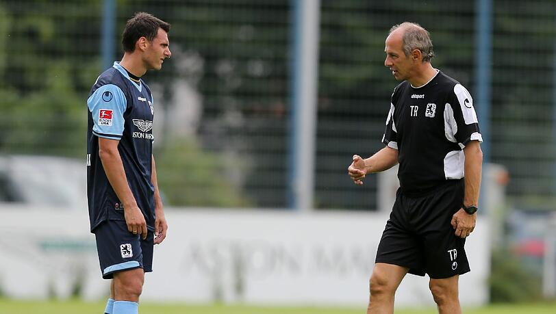 Löwen-Trainer Maurer (r.) ärgert sich über das Eigentor von Wojtkowiak