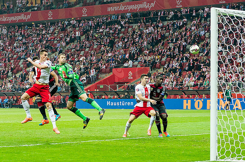 Vorbeigeflogen: Nationalkeeper Manuel Neuer berechnet die Flanke vollkommen falsch, Polens Arkadiusz Milik köpft zum 1:0 ein. Am Ende siegt Polen in der EM-Qualifikation 2:0.