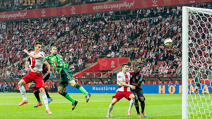 Vorbeigeflogen: Nationalkeeper Manuel Neuer berechnet die Flanke vollkommen falsch, Polens Arkadiusz Milik köpft zum 1:0 ein. Am Ende siegt Polen in der EM-Qualifikation 2:0. Vorbeigeflogen: Nationalkeeper Manuel Neuer berechnet die Flanke vollkommen falsch, Polens Arkadiusz Milik köpft zum 1:0 ein. Am Ende siegt Polen in der EM-Qualifikation 2:0.