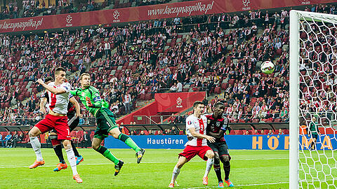 Vorbeigeflogen: Nationalkeeper Manuel Neuer berechnet die Flanke vollkommen falsch, Polens Arkadiusz Milik köpft zum 1:0 ein. Am Ende siegt Polen in der EM-Qualifikation 2:0.