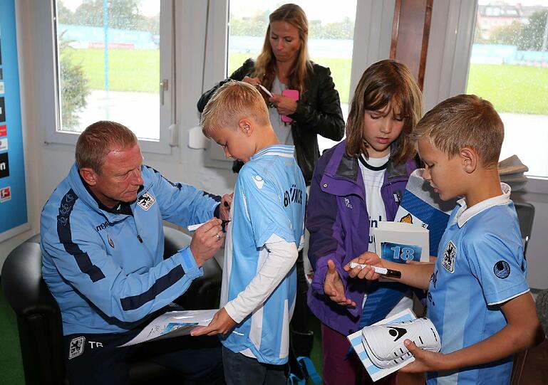 Hier durften zehn Schulkinder ihre Fragen an Youngster Maximilian Wittek und Löwen-Trainer Torsten Fröhling stellen.