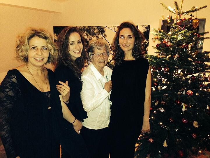 Weihnachten 2013 (v.l.): Schauspielerin Michaela May mit Tochter Lilian, Mutter Anneliese und Tochter Alexandra.
