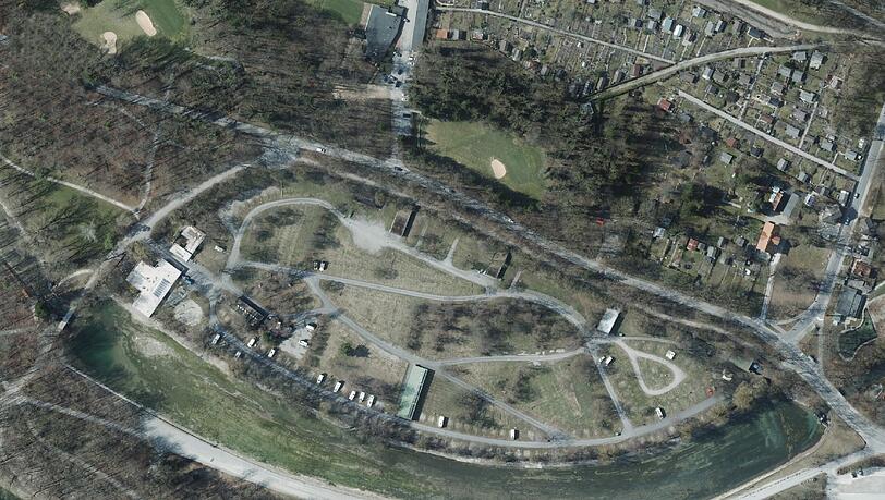 Unten links im Bild ist die Isar zu sehen: Der Thalkirchner Campingplatz, der nur vier Kilometer von der City entfernt liegt, im Luftbild. Unten links im Bild ist die Isar zu sehen: Der Thalkirchner Campingplatz, der nur vier Kilometer von der City entfernt liegt, im Luftbild.