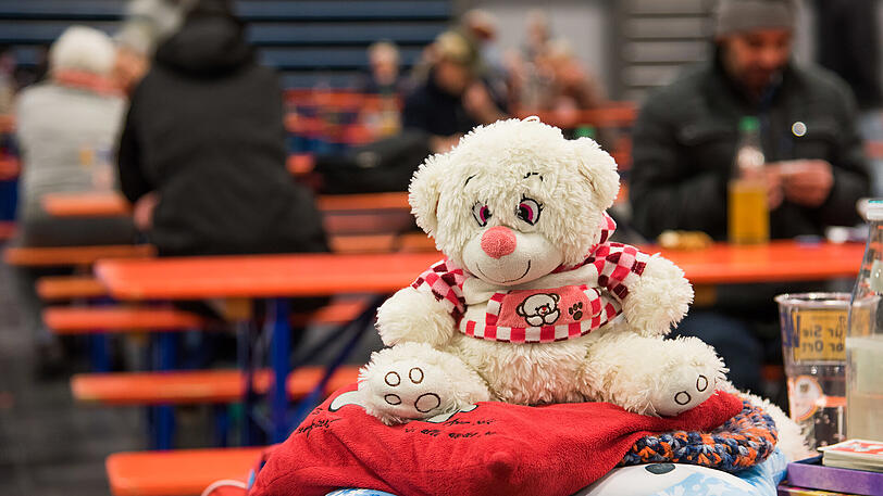 Zum Ankuscheln: ein Teddybär sitzt auf einem Biertisch.