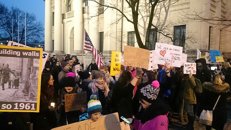 Vor dem US-Konsulat in München demonstrierten am 1. Februar 2017 hunderte Menschen gegen den amerikanischen Präsidenten Donald Trump und sein Einreiseverbot.