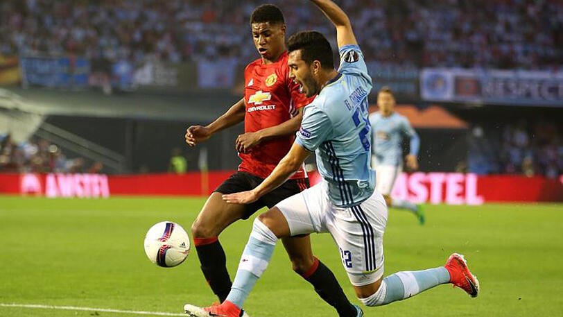 Manchester Torschütze Marcus Rashford (l) im Kampf um den Ball mit Gustavo Cabral von Celta Vigos.