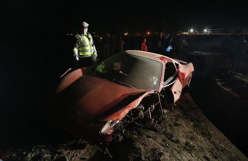 Dabei hatte Bad-Boy Arturo Vidal kurz wenige Wochen seinen nagelneuen Ferrari  Unter Alkoholeinfluss zu Schrott gefahren und noch ein anderes Auto von der Straße geholt. Vidal war damals mit 1,3 Promille unterwegs. Verletzt wurde trotz des enormen Blechschadens niemand.