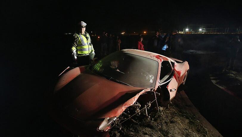 Dabei hatte Bad-Boy Arturo Vidal kurz wenige Wochen seinen nagelneuen Ferrari Unter Alkoholeinfluss zu Schrott gefahren und noch ein anderes Auto von der Straße geholt. Vidal war damals mit 1,3 Promille unterwegs. Verletzt wurde trotz des enormen Blechschadens niemand. Dabei hatte Bad-Boy Arturo Vidal kurz wenige Wochen seinen nagelneuen Ferrari Unter Alkoholeinfluss zu Schrott gefahren und noch ein anderes Auto von der Straße geholt. Vidal war damals mit 1,3 Promille unterwegs. Verletzt wurde trotz des enormen Blechschadens niemand.