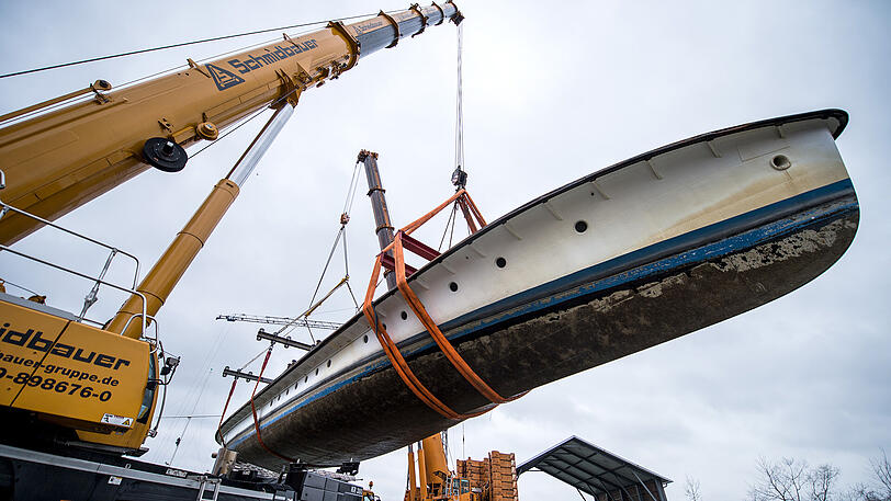 Der Rumpf der MS Utting wird in Stegen von Kränen auf einen Schwertransport gehoben. Hier gibt's die Bilder vom ungewöhnlichen Ausflug des Dampfers.