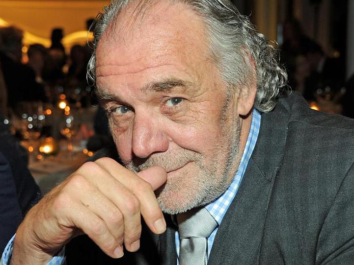 Der Schauspieler Christian Kohlund lächelt in die Kamera. Foto: Ursula Düren/dpa