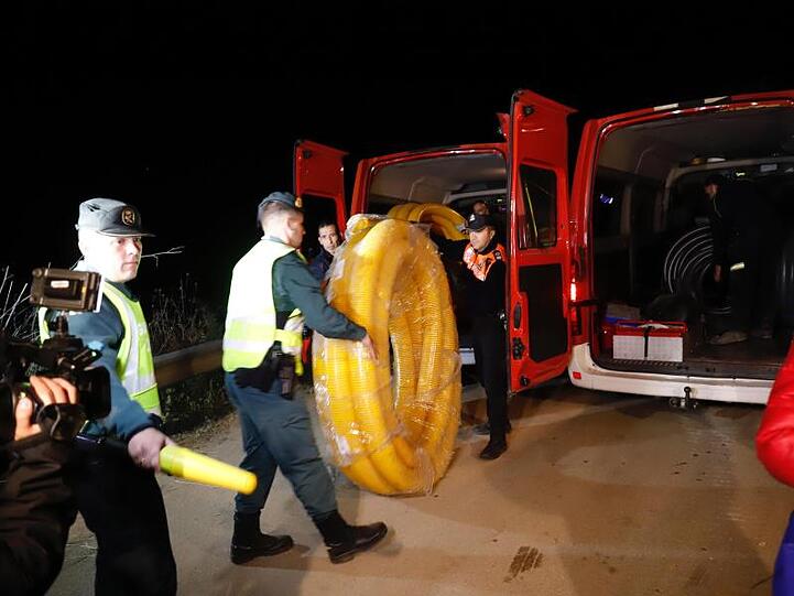 An der Suche beteiligen sich gut hundert Angehörige der Feuerwehr, der Polizei, des Zivilschutzes und anderer Notdienste.