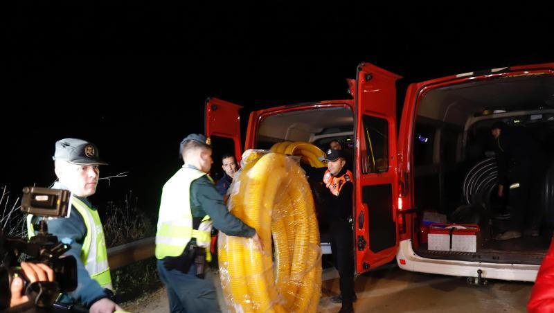 An der Suche beteiligen sich gut hundert Angehörige der Feuerwehr, der Polizei, des Zivilschutzes und anderer Notdienste. An der Suche beteiligen sich gut hundert Angehörige der Feuerwehr, der Polizei, des Zivilschutzes und anderer Notdienste.